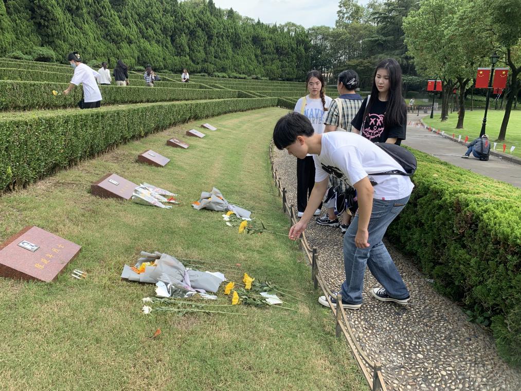图为现场献花
