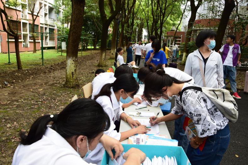 图为新生在宿舍报道