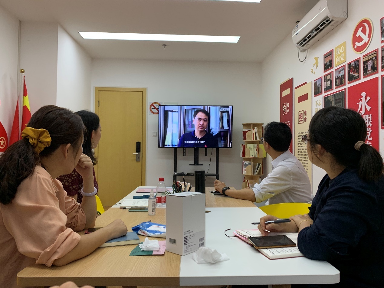 图为集体观看纪录片