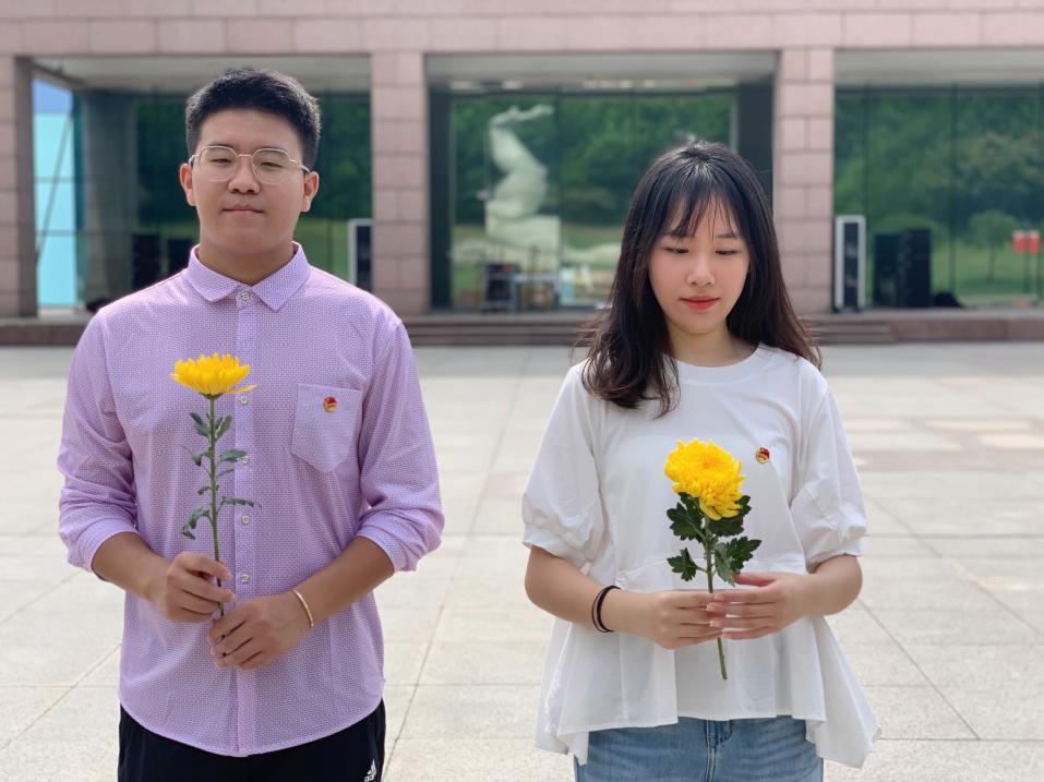 图为现场默哀