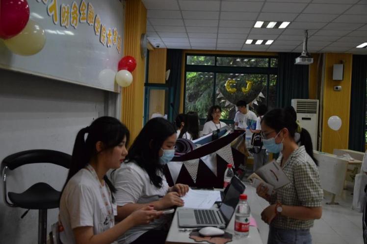 图为新生在127教室进行报道登记参与活动