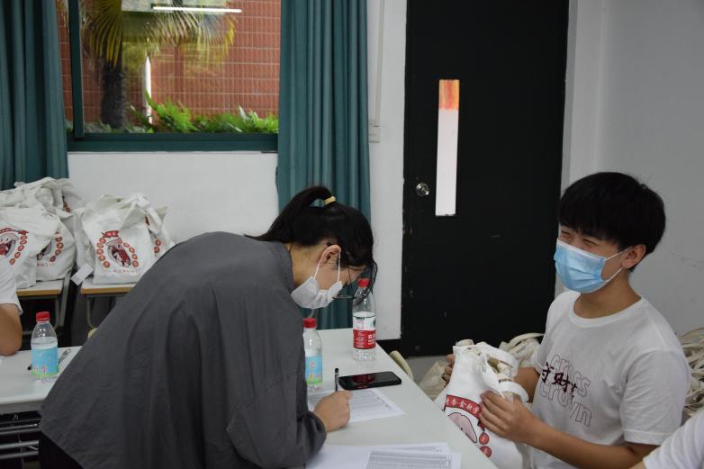 图为新生在127教室进行报道登记参与活动