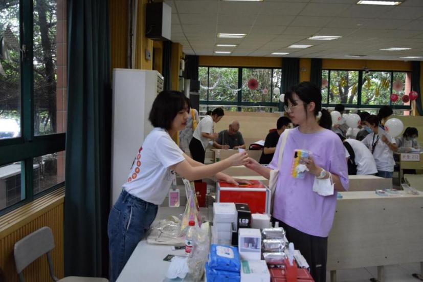 图为新生在127教室进行报道登记参与活动