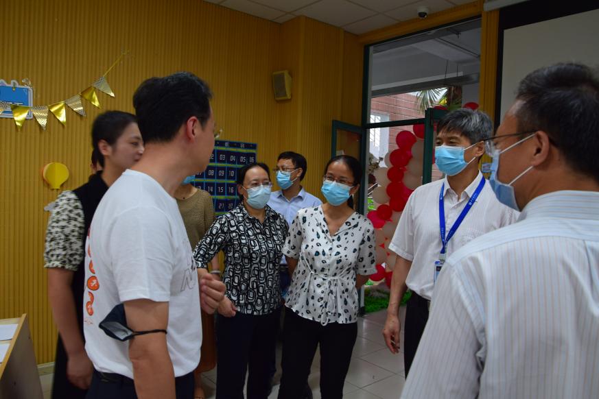 图为各级领导视察学院迎新活动