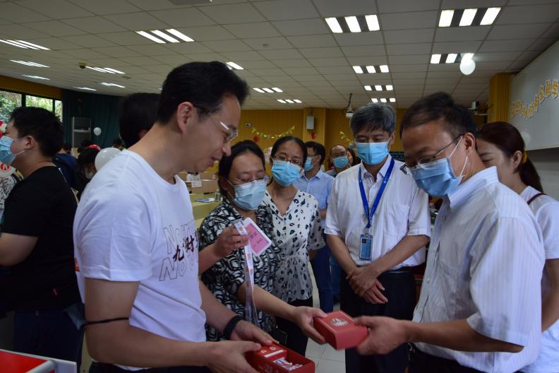 图为各级领导视察学院迎新活动