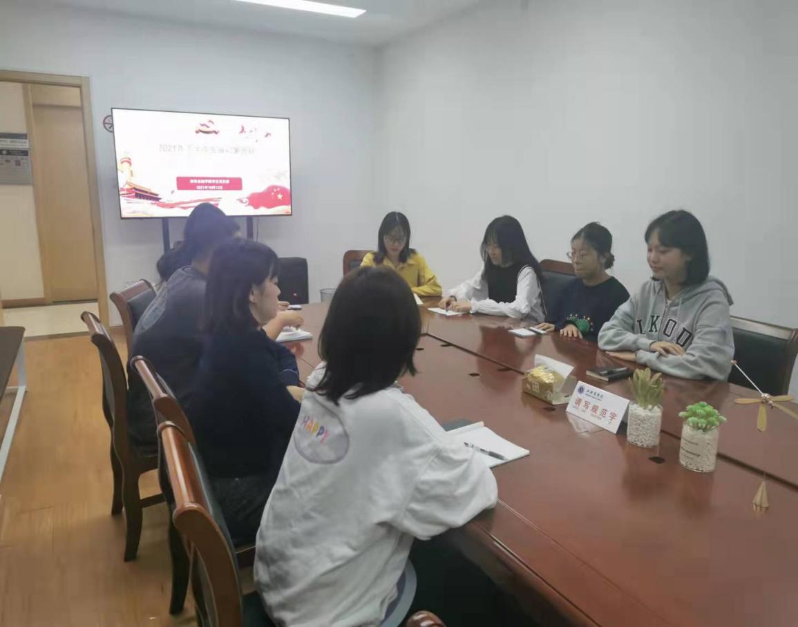 图为无领导小组讨论现场