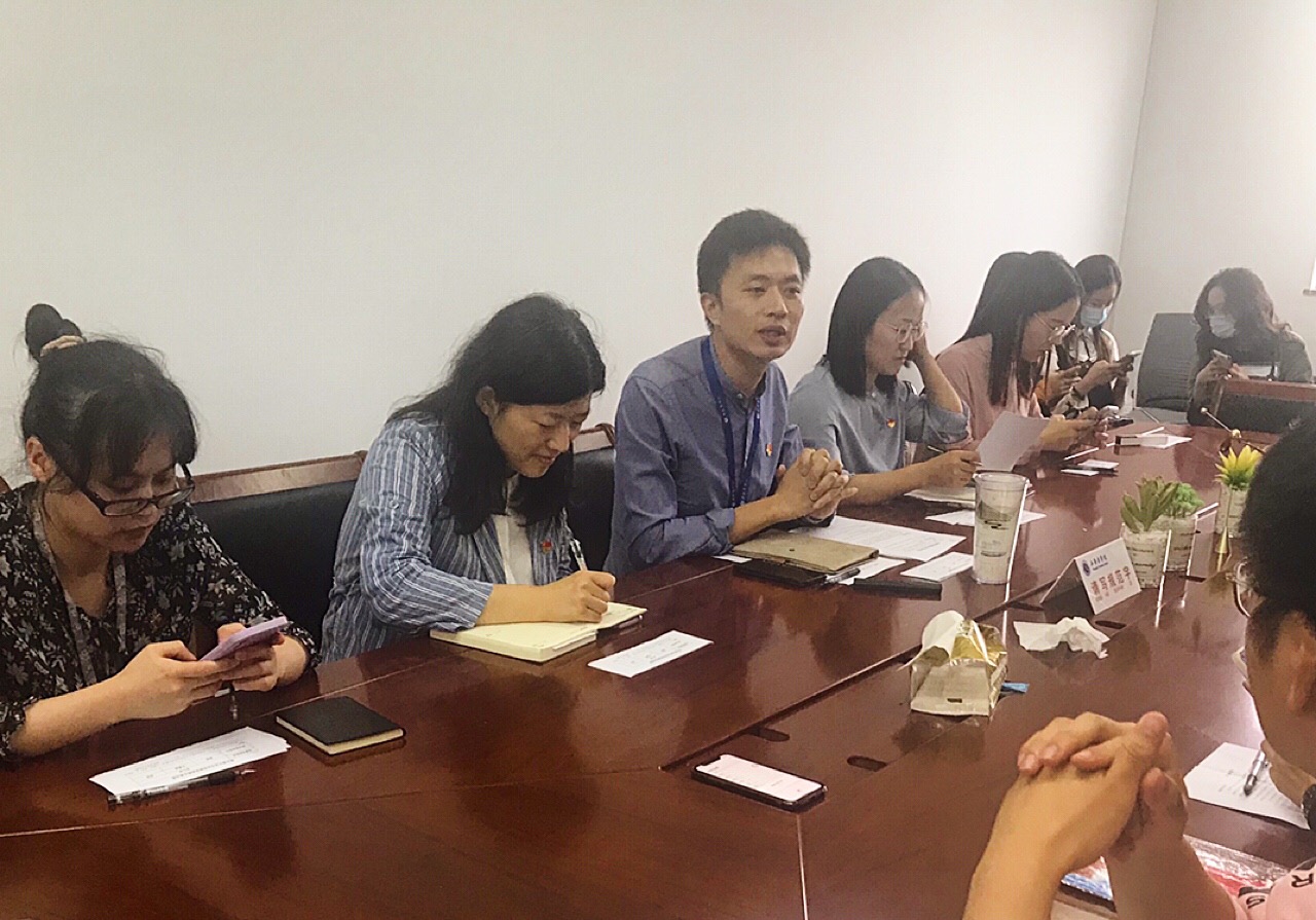 图为支部大会现场