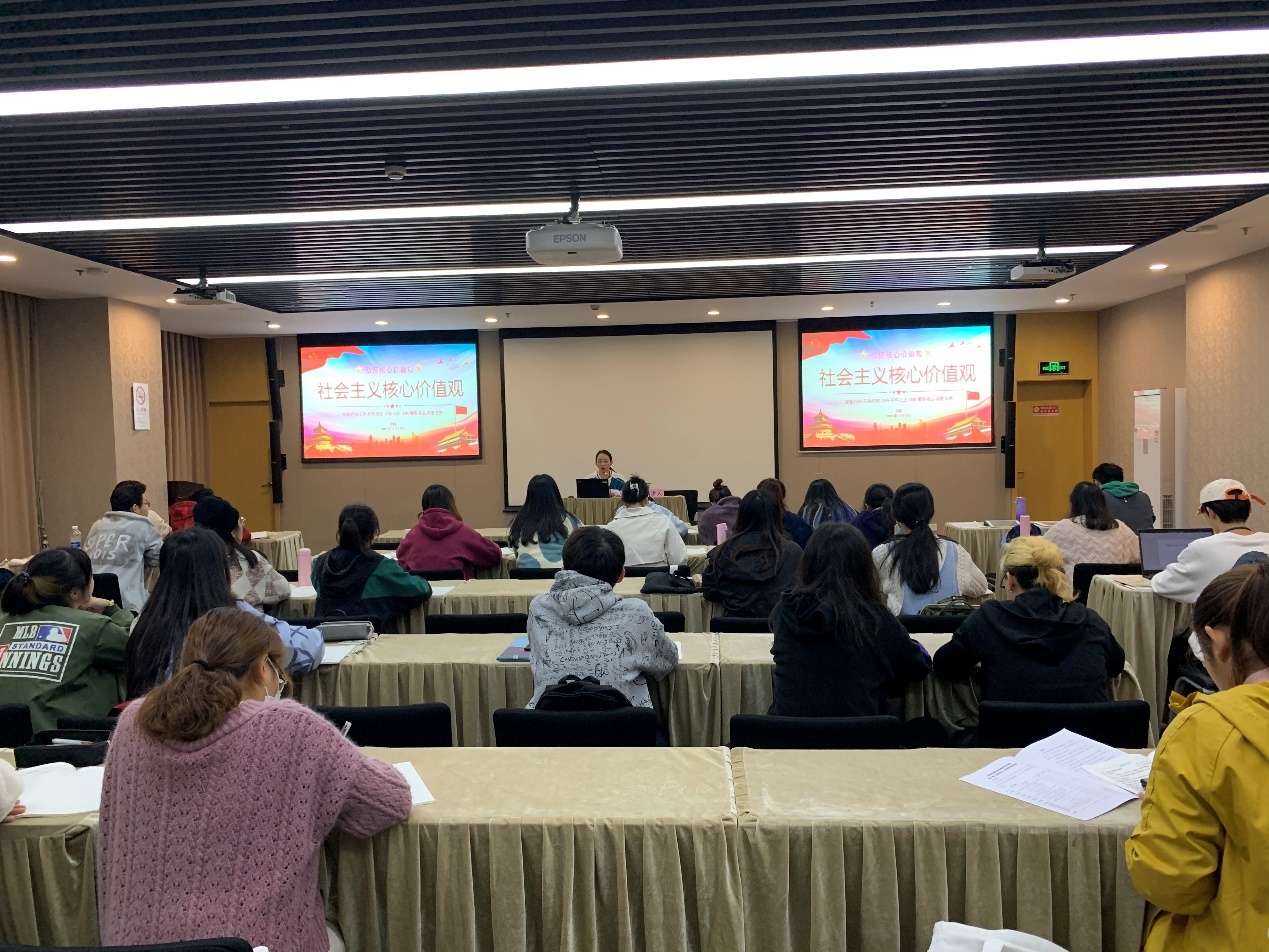 图为伊铭老师授课现场