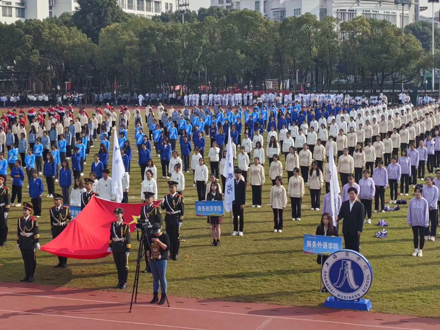 图为各院代表队听取吴忠校长讲话