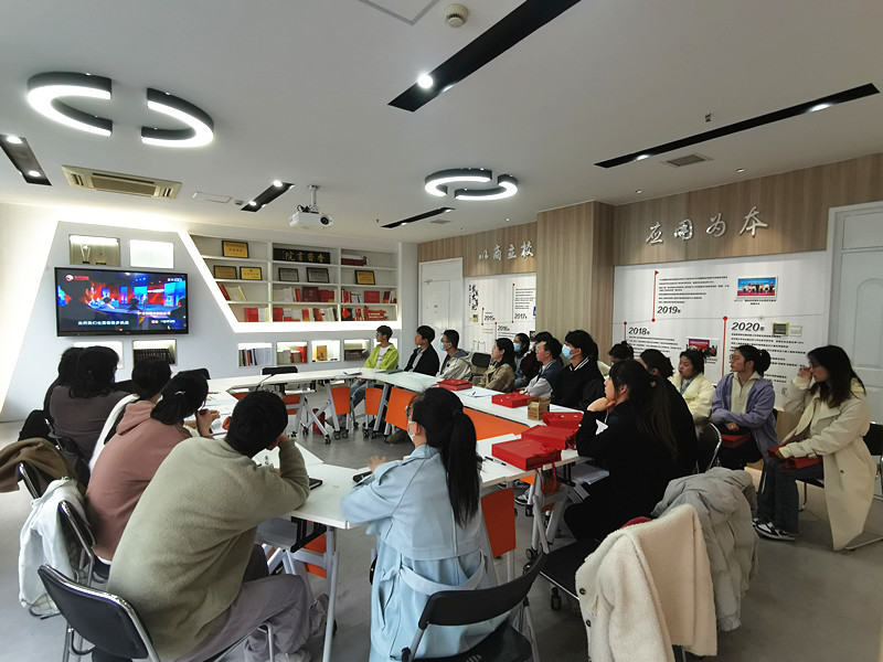 商务经济学院学生党支部开展集中学习两会精神