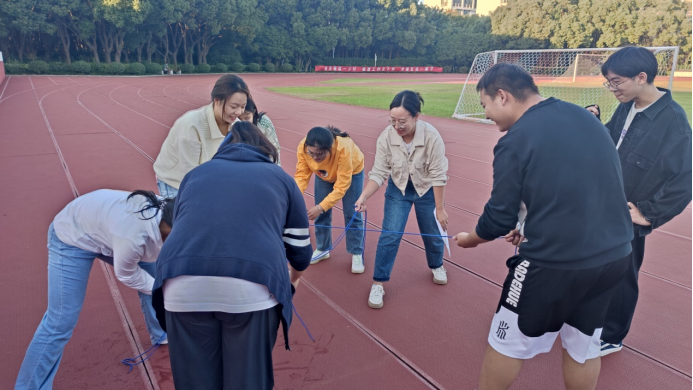 新生班委参与“神笔马良”游戏