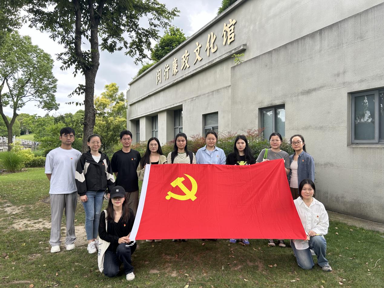 图为部分师生党员参观学习合影