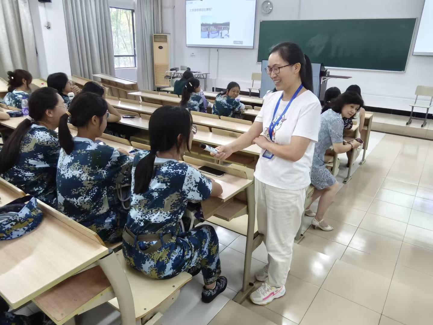 图为刘秀玲老师与学生互动