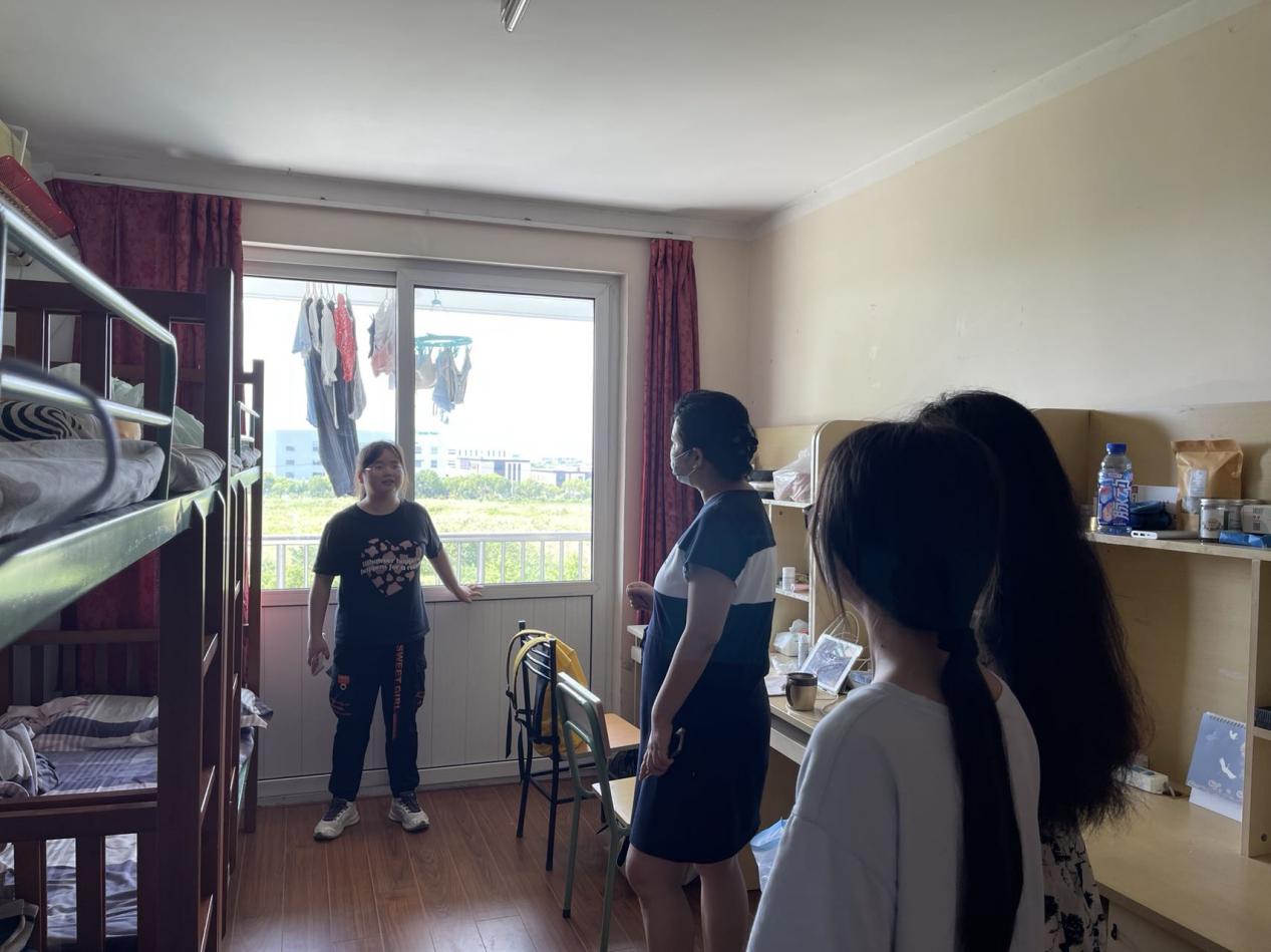 林丽娜老师走访寝室