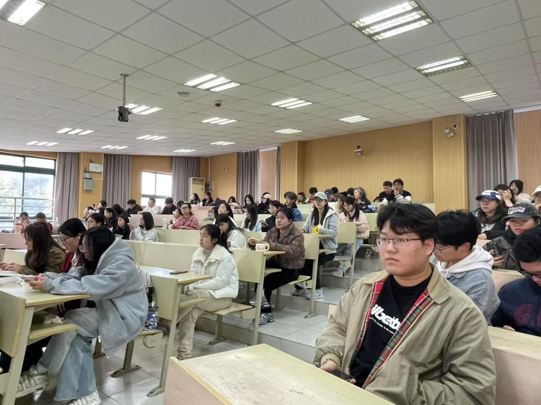 图为同学们在认真听讲