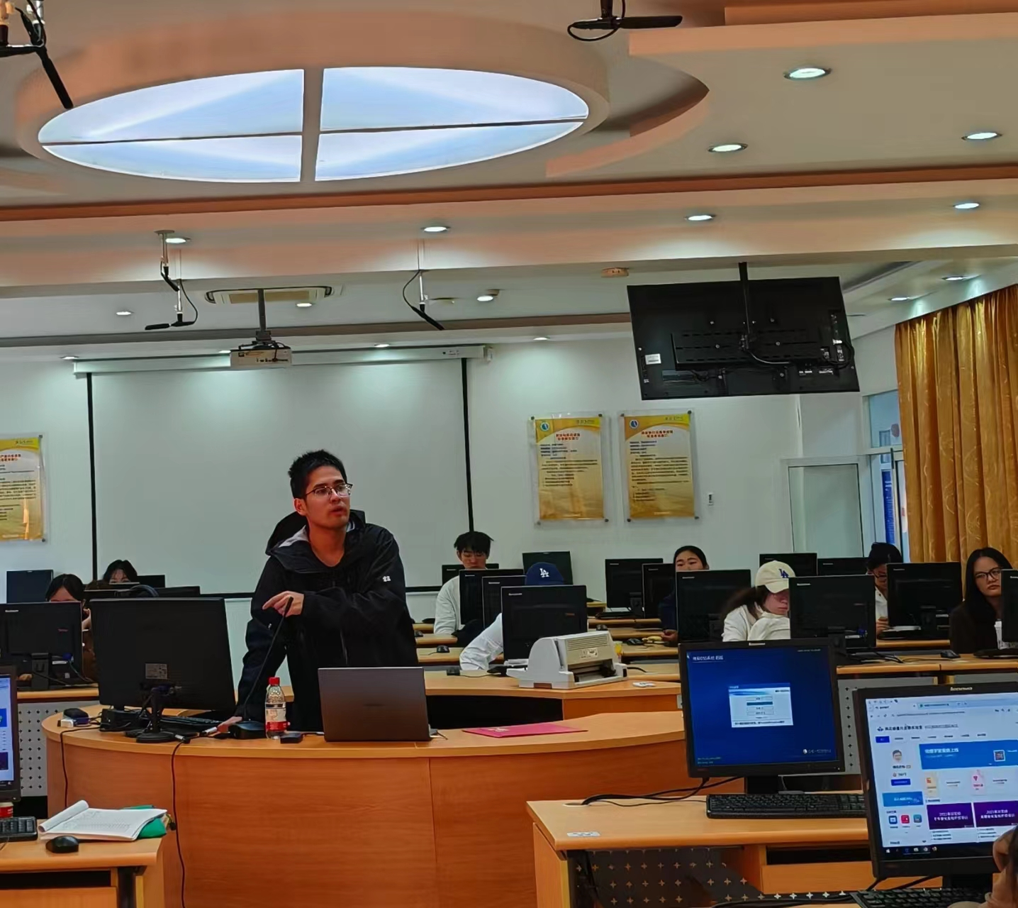 图为陈城与学生课堂互动答疑