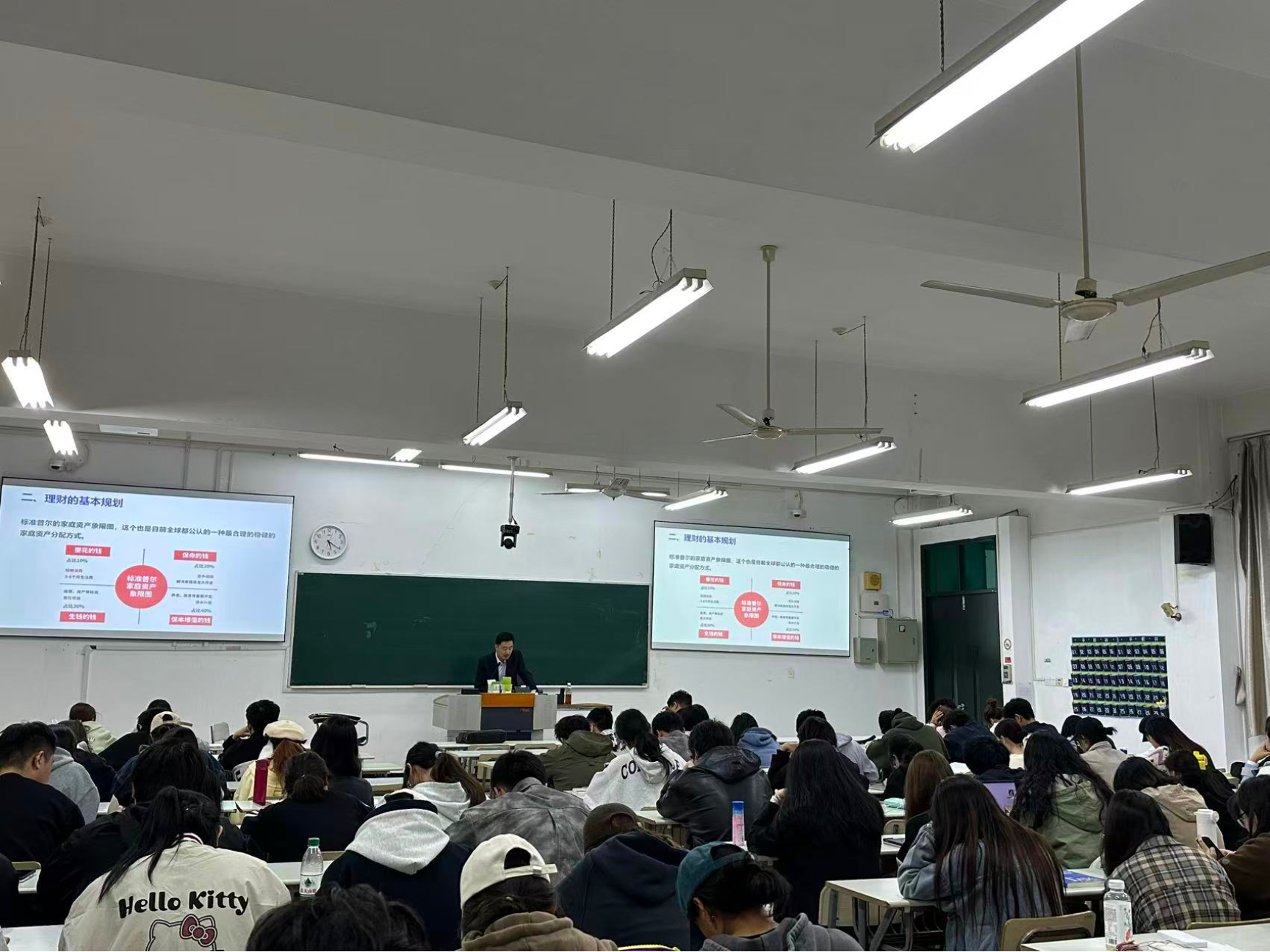 图为吴胤骏讲解理财规划