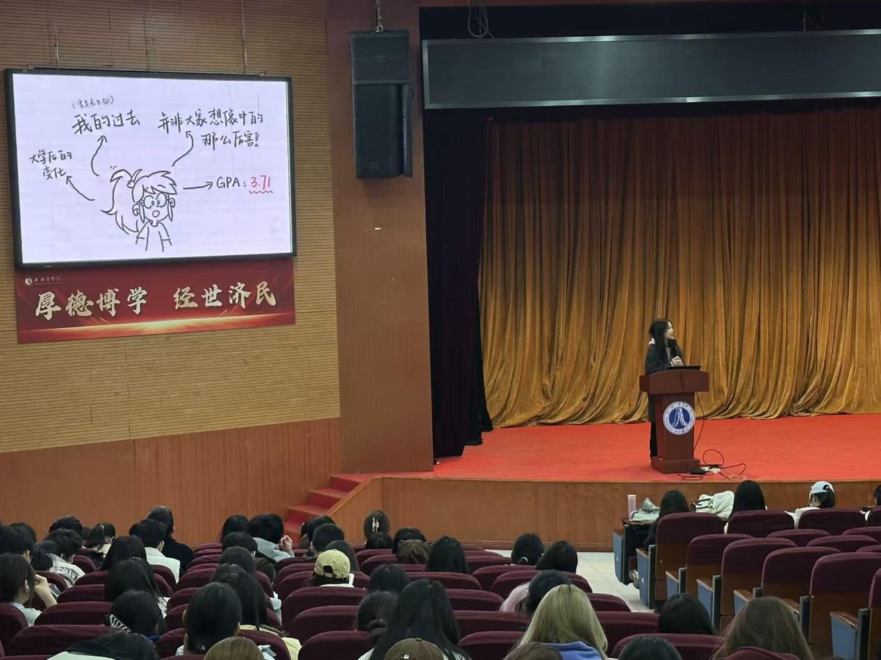 图为邹馨媛同学进行学习经验分享