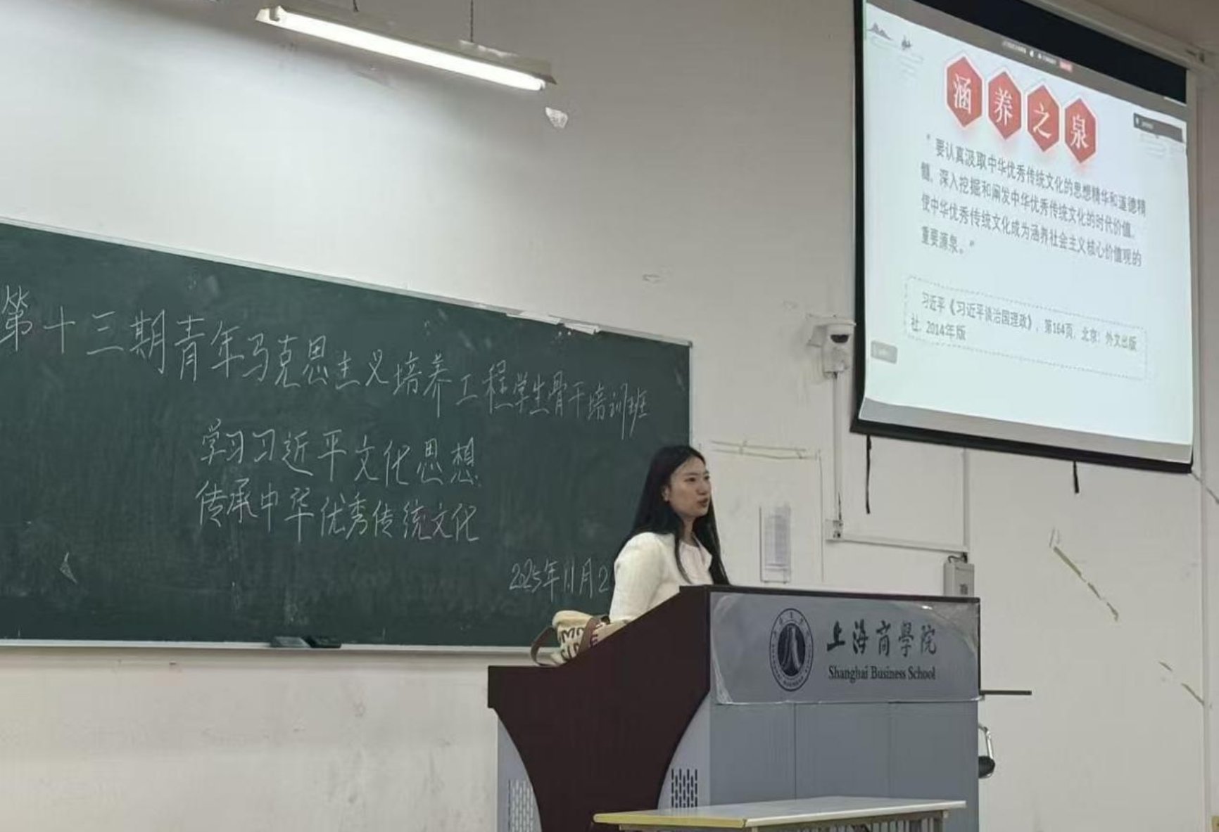 图为张昱婷讲解第一次大课