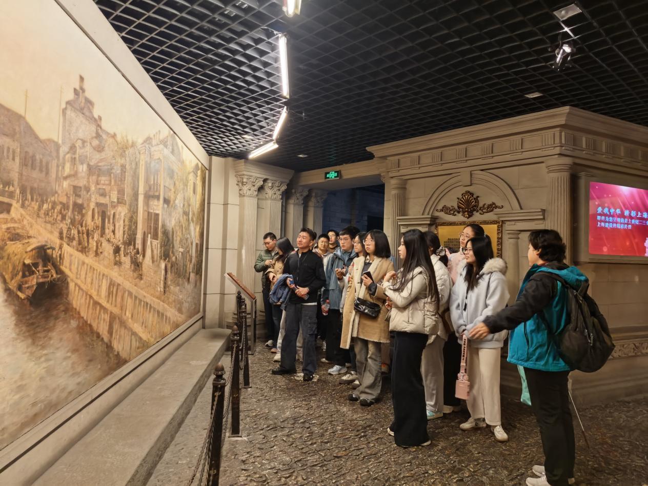 图为 同学们参观上海城市历史发展陈列馆