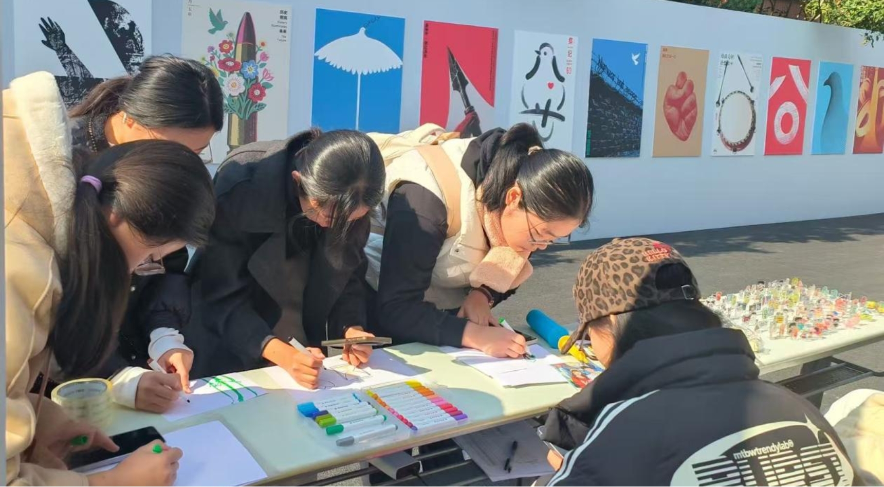 图为笔绘“九守”摊位