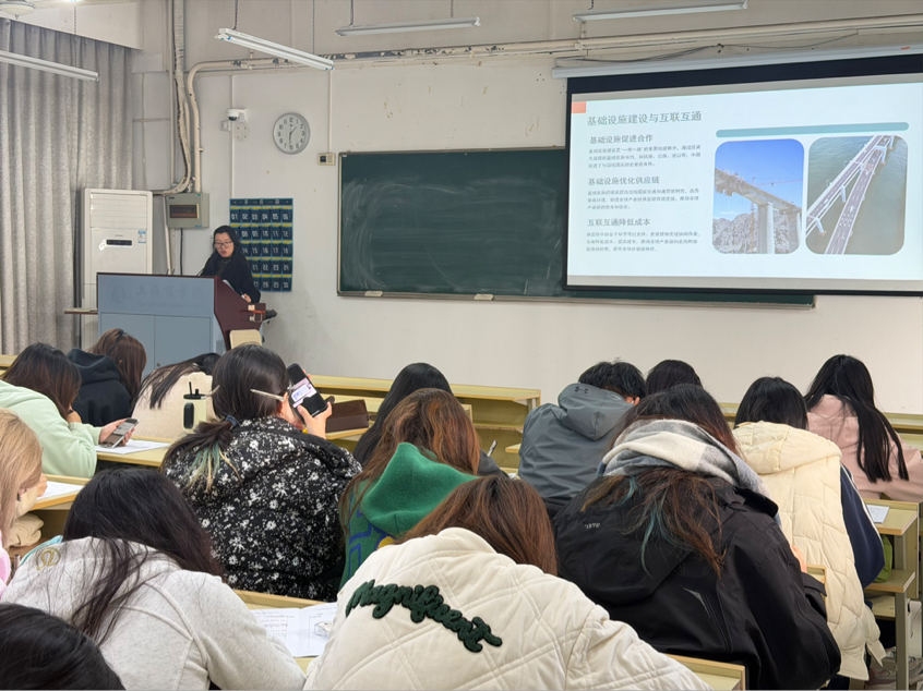 图为朱洁如老师讲解“一带一路”共赢理念