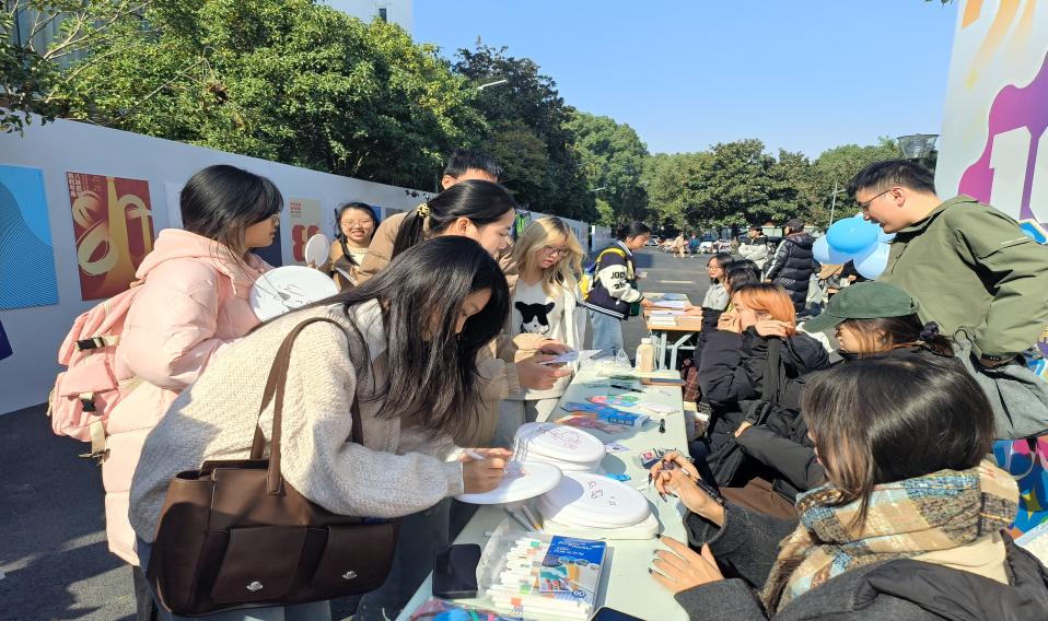 图为飞盘涂鸦摊位