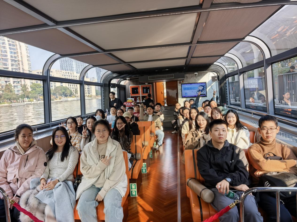 图为研究生在苏州河游船上合影