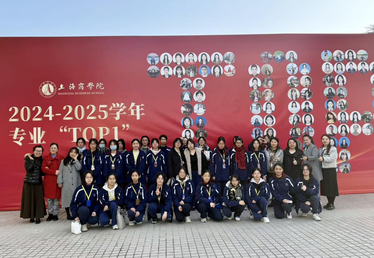 图为国贸系老师与来访师生集体照