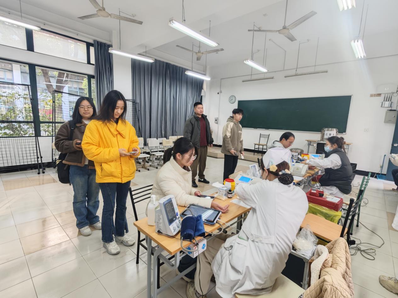 图为金融专硕、国际商务专硕、大一新生参加献血活动