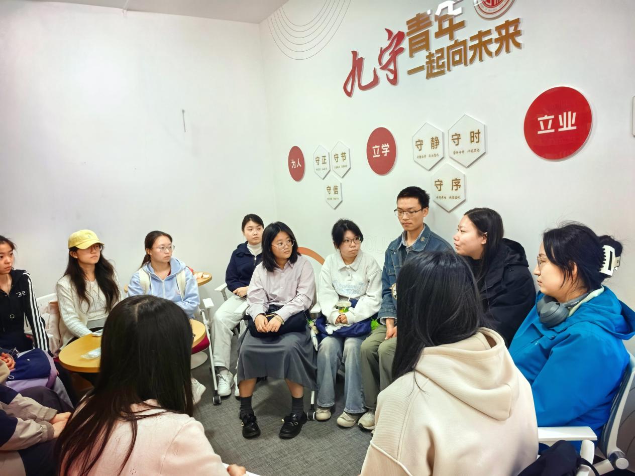 图为研究生与本科生交流互动