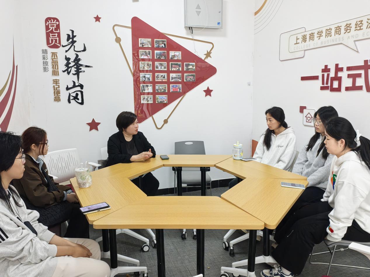 图为活动现场照片