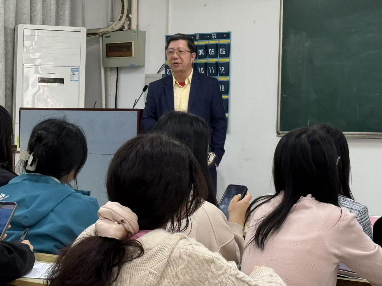 图为冯叔君教授讲解场景